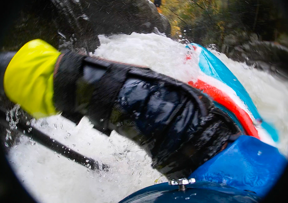 US based German paddler Marc Muehlberg, running Gorilla on the Green upside down, only to realize he broke his paddle as he rolls up before to continue onto the next rapid.